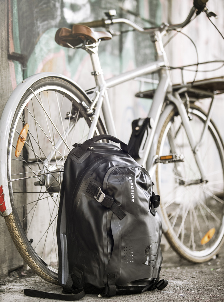 Vízálló hátizsák motorozáshoz, kerékpározáshoz és outdoor sportokhoz – Zulupack® Bandit 25L – IP63 fekete Vízálló hátizsák motorozáshoz, kerékpározáshoz és outdoor sportokhoz – Zulupack® Bandit 25L – IP63 fekete